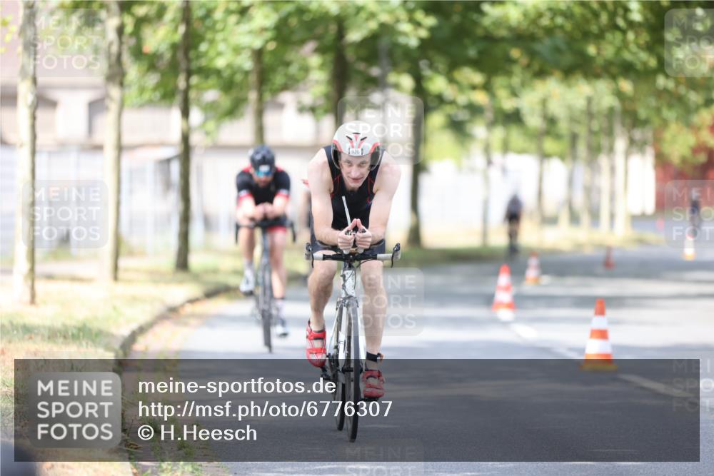 11.08.2024 - GEWOBA Citytriathlon Bremen H.Heesch http://msf.ph/oto/6776307 11.08.2024 11:44:24 Radfahren 759, 836, 855, 861, 926 meine-sportfotos.de
