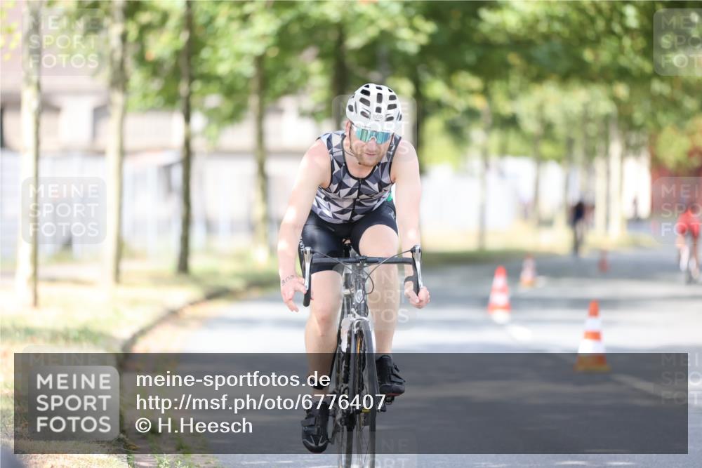 11.08.2024 - GEWOBA Citytriathlon Bremen H.Heesch http://msf.ph/oto/6776407 11.08.2024 11:44:28 Radfahren 759, 836, 855, 926 meine-sportfotos.de