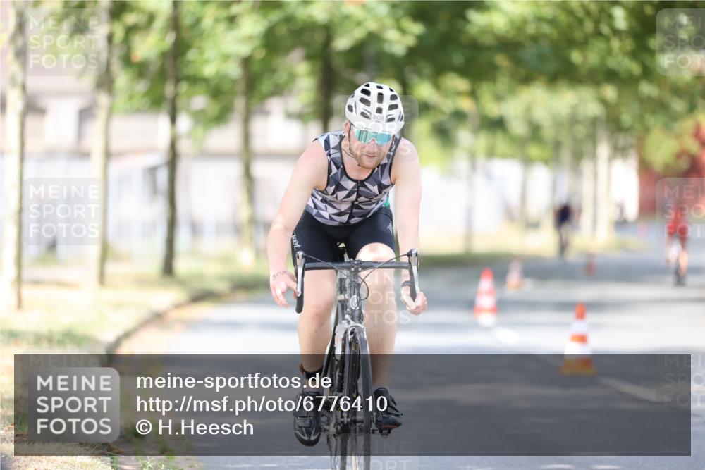 11.08.2024 - GEWOBA Citytriathlon Bremen H.Heesch http://msf.ph/oto/6776410 11.08.2024 11:44:28 Radfahren 759, 836, 855, 926 meine-sportfotos.de