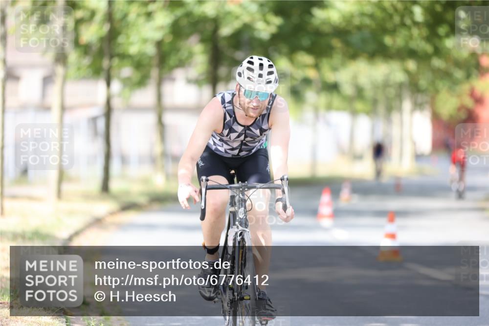 11.08.2024 - GEWOBA Citytriathlon Bremen H.Heesch http://msf.ph/oto/6776412 11.08.2024 11:44:28 Radfahren 759, 836, 855, 926 meine-sportfotos.de
