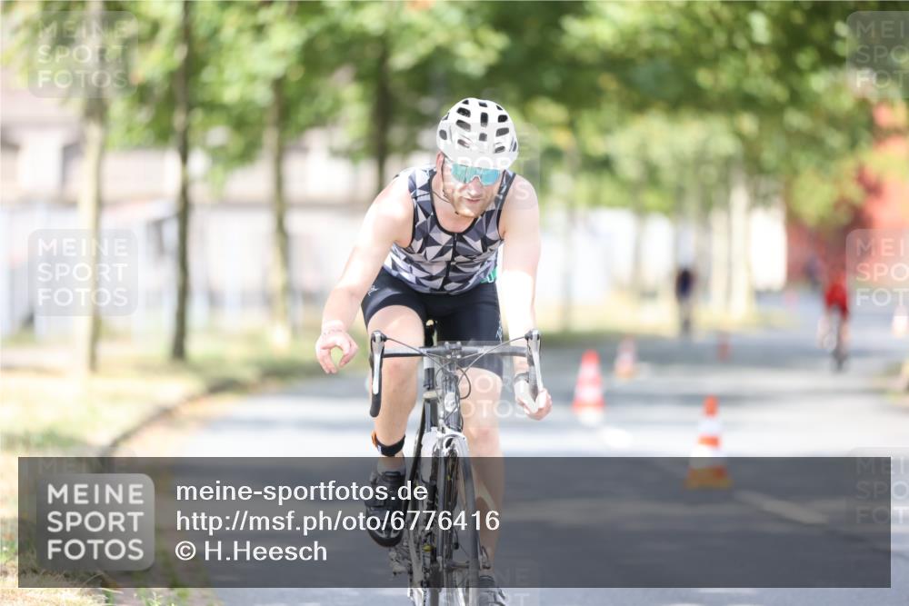 11.08.2024 - GEWOBA Citytriathlon Bremen H.Heesch http://msf.ph/oto/6776416 11.08.2024 11:44:28 Radfahren 759, 836, 855, 926 meine-sportfotos.de