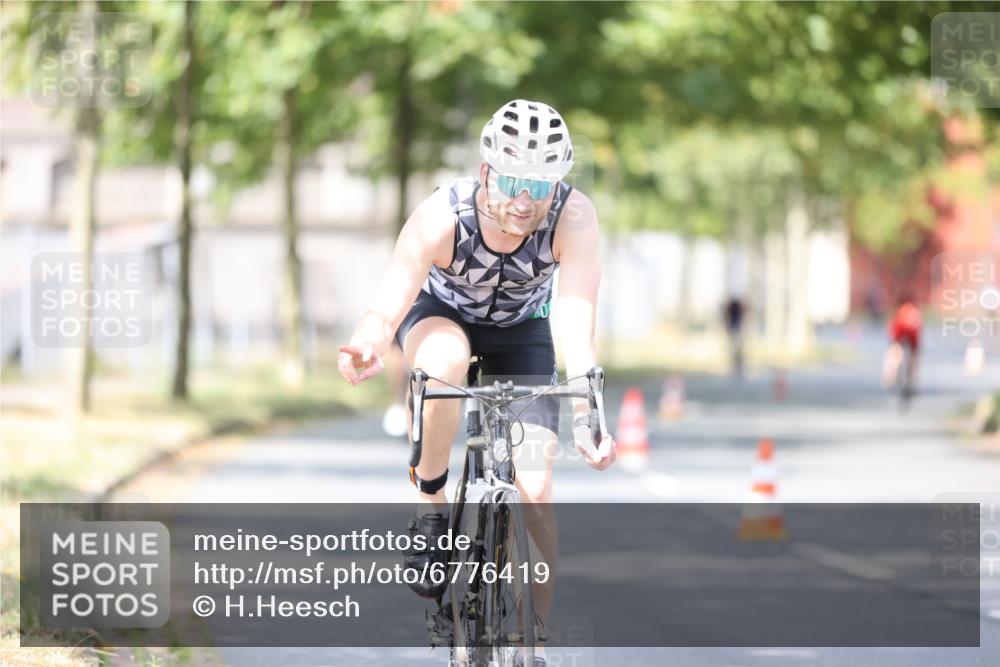 11.08.2024 - GEWOBA Citytriathlon Bremen H.Heesch http://msf.ph/oto/6776419 11.08.2024 11:44:28 Radfahren 759, 836, 855, 926 meine-sportfotos.de