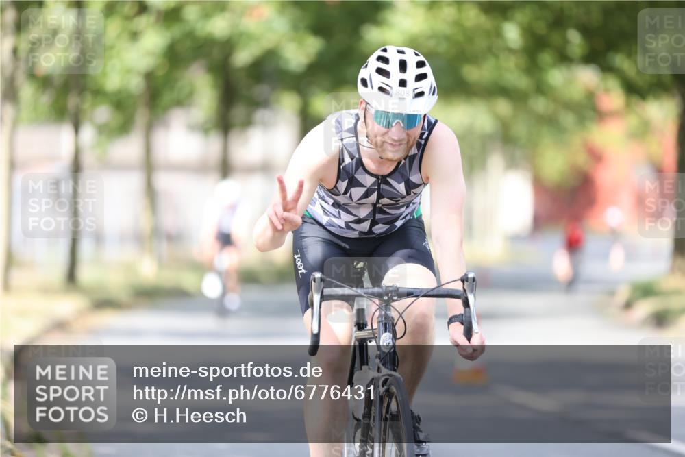 11.08.2024 - GEWOBA Citytriathlon Bremen H.Heesch http://msf.ph/oto/6776431 11.08.2024 11:44:28 Radfahren 759, 836, 855, 926 meine-sportfotos.de