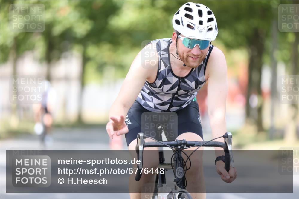 11.08.2024 - GEWOBA Citytriathlon Bremen H.Heesch http://msf.ph/oto/6776448 11.08.2024 11:44:28 Radfahren 759, 836, 855, 926 meine-sportfotos.de