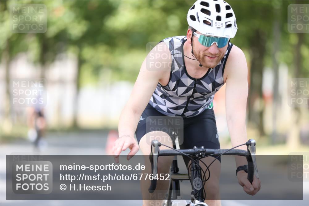 11.08.2024 - GEWOBA Citytriathlon Bremen H.Heesch http://msf.ph/oto/6776452 11.08.2024 11:44:28 Radfahren 759, 836, 855, 926 meine-sportfotos.de