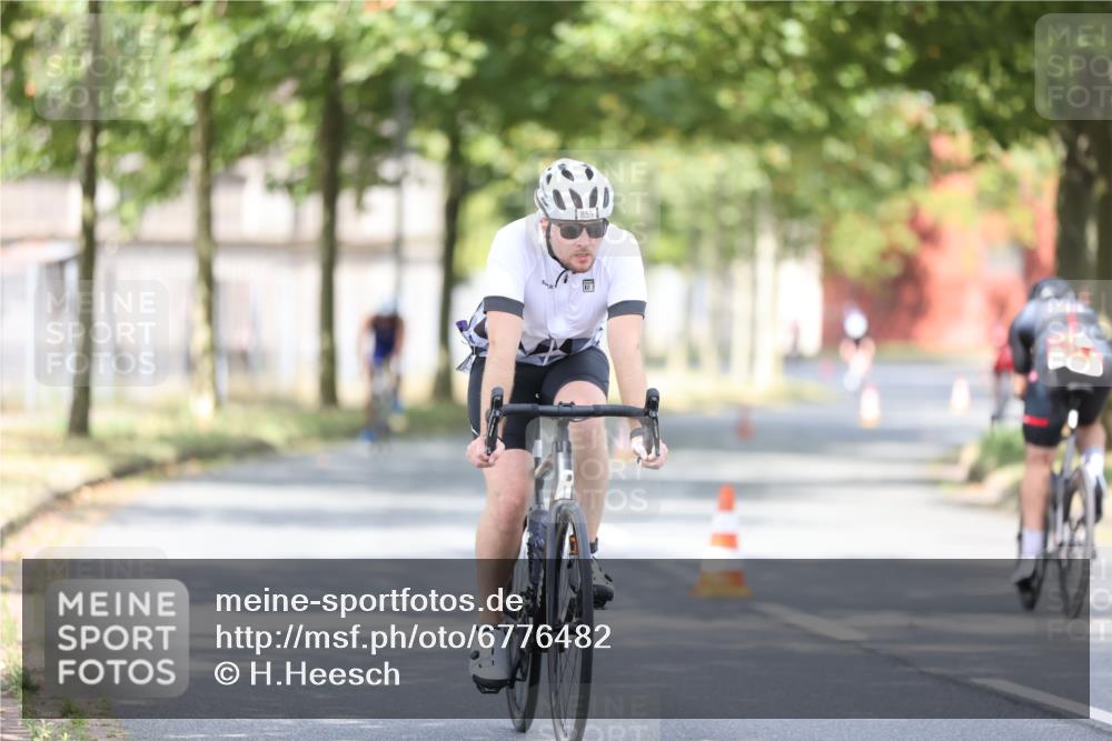 11.08.2024 - GEWOBA Citytriathlon Bremen H.Heesch http://msf.ph/oto/6776482 11.08.2024 11:44:31 Radfahren 833, 836, 855, 926 meine-sportfotos.de