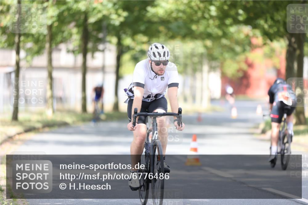 11.08.2024 - GEWOBA Citytriathlon Bremen H.Heesch http://msf.ph/oto/6776486 11.08.2024 11:44:31 Radfahren 833, 836, 855, 926 meine-sportfotos.de