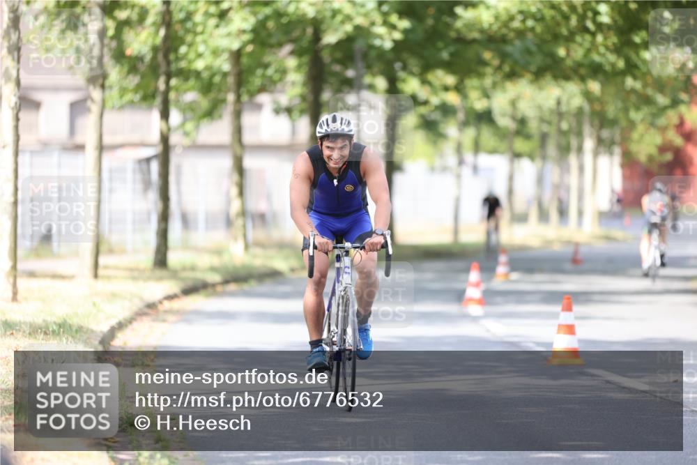 11.08.2024 - GEWOBA Citytriathlon Bremen H.Heesch http://msf.ph/oto/6776532 11.08.2024 11:44:35 Radfahren 763, 833, 836, 855, 926 meine-sportfotos.de