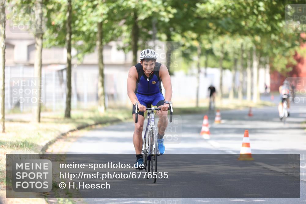 11.08.2024 - GEWOBA Citytriathlon Bremen H.Heesch http://msf.ph/oto/6776535 11.08.2024 11:44:35 Radfahren 763, 833, 836, 855, 926 meine-sportfotos.de