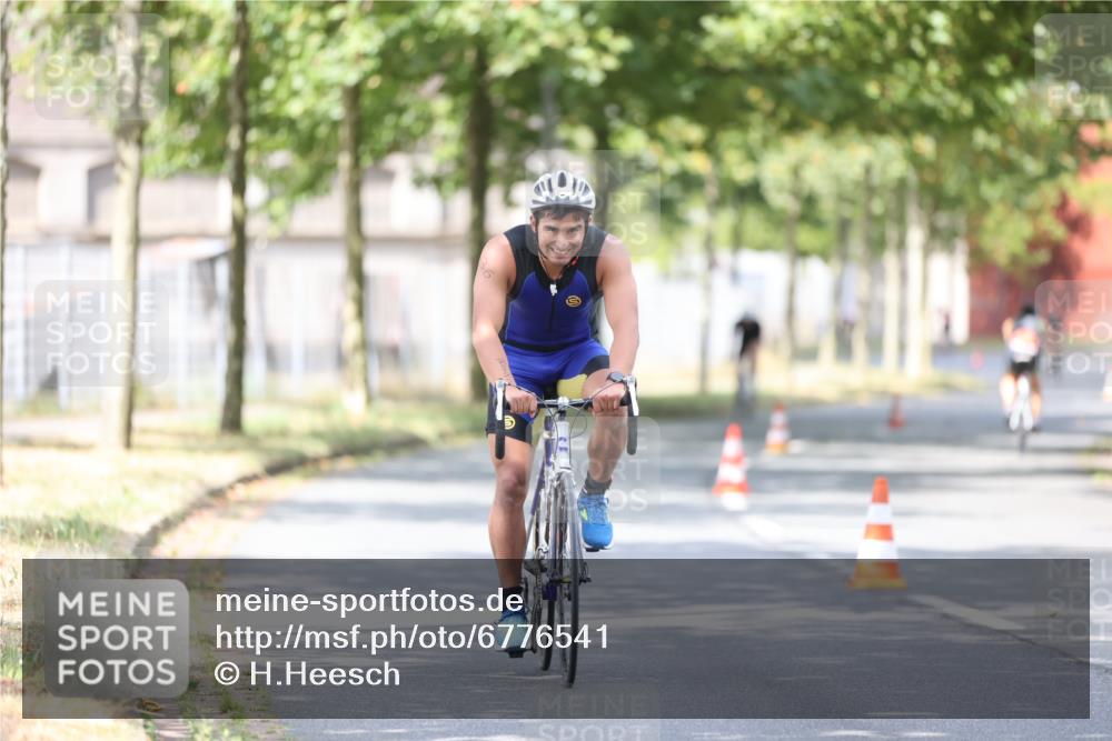 11.08.2024 - GEWOBA Citytriathlon Bremen H.Heesch http://msf.ph/oto/6776541 11.08.2024 11:44:35 Radfahren 763, 833, 836, 855, 926 meine-sportfotos.de