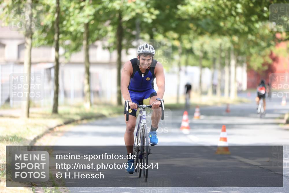11.08.2024 - GEWOBA Citytriathlon Bremen H.Heesch http://msf.ph/oto/6776544 11.08.2024 11:44:35 Radfahren 763, 833, 836, 855, 926 meine-sportfotos.de