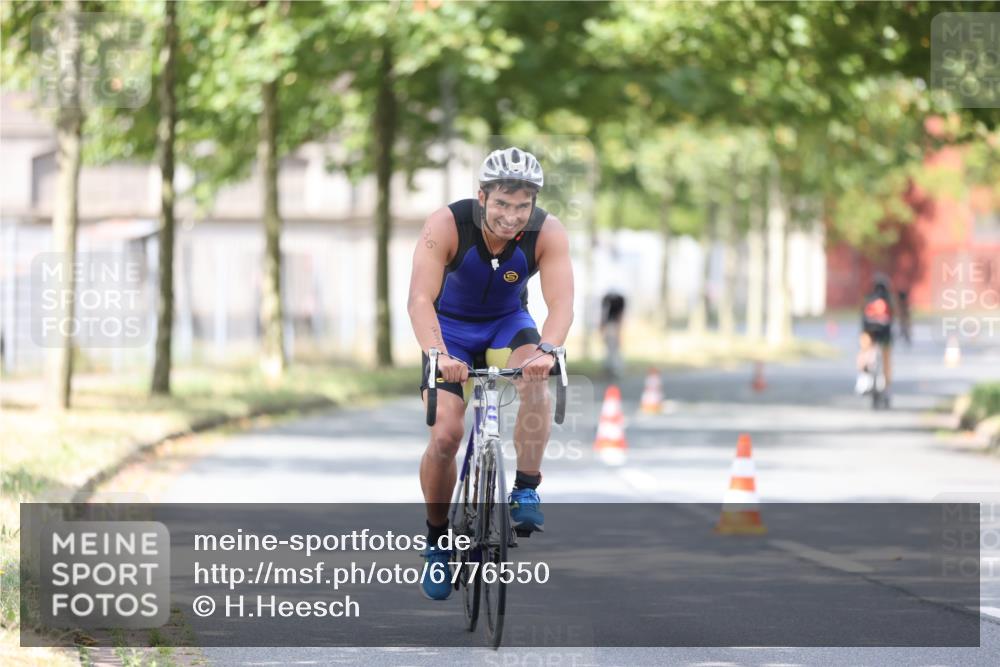 11.08.2024 - GEWOBA Citytriathlon Bremen H.Heesch http://msf.ph/oto/6776550 11.08.2024 11:44:35 Radfahren 763, 833, 836, 855, 926 meine-sportfotos.de