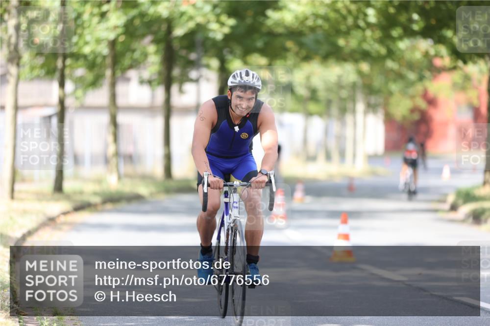 11.08.2024 - GEWOBA Citytriathlon Bremen H.Heesch http://msf.ph/oto/6776556 11.08.2024 11:44:36 Radfahren 763, 833, 836, 855 meine-sportfotos.de