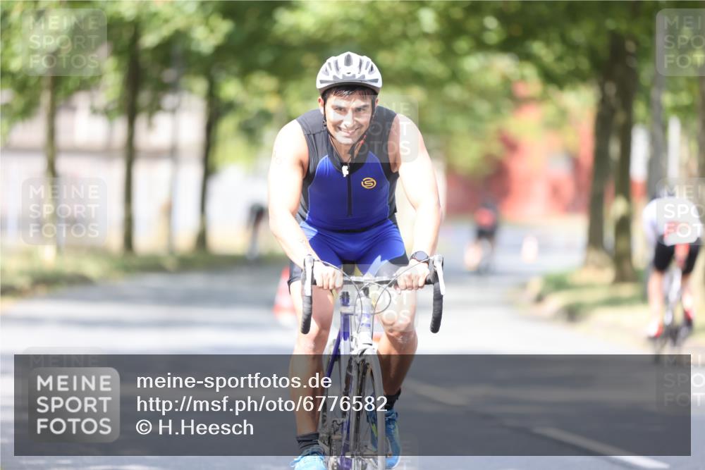 11.08.2024 - GEWOBA Citytriathlon Bremen H.Heesch http://msf.ph/oto/6776582 11.08.2024 11:44:36 Radfahren 763, 833, 836, 855 meine-sportfotos.de