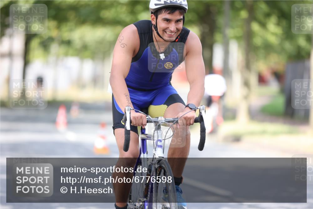 11.08.2024 - GEWOBA Citytriathlon Bremen H.Heesch http://msf.ph/oto/6776598 11.08.2024 11:44:36 Radfahren 763, 833, 836, 855 meine-sportfotos.de