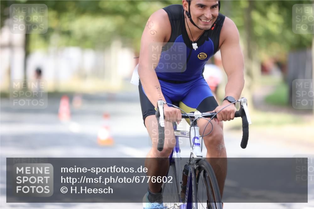 11.08.2024 - GEWOBA Citytriathlon Bremen H.Heesch http://msf.ph/oto/6776602 11.08.2024 11:44:36 Radfahren 763, 833, 836, 855 meine-sportfotos.de