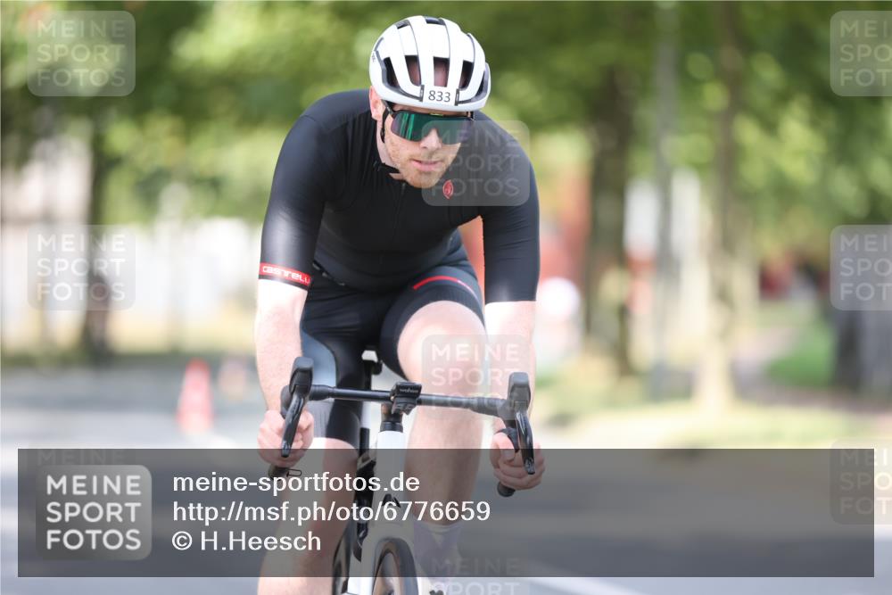 11.08.2024 - GEWOBA Citytriathlon Bremen H.Heesch http://msf.ph/oto/6776659 11.08.2024 11:44:43 Radfahren 763, 833, 836, 855, 956 meine-sportfotos.de