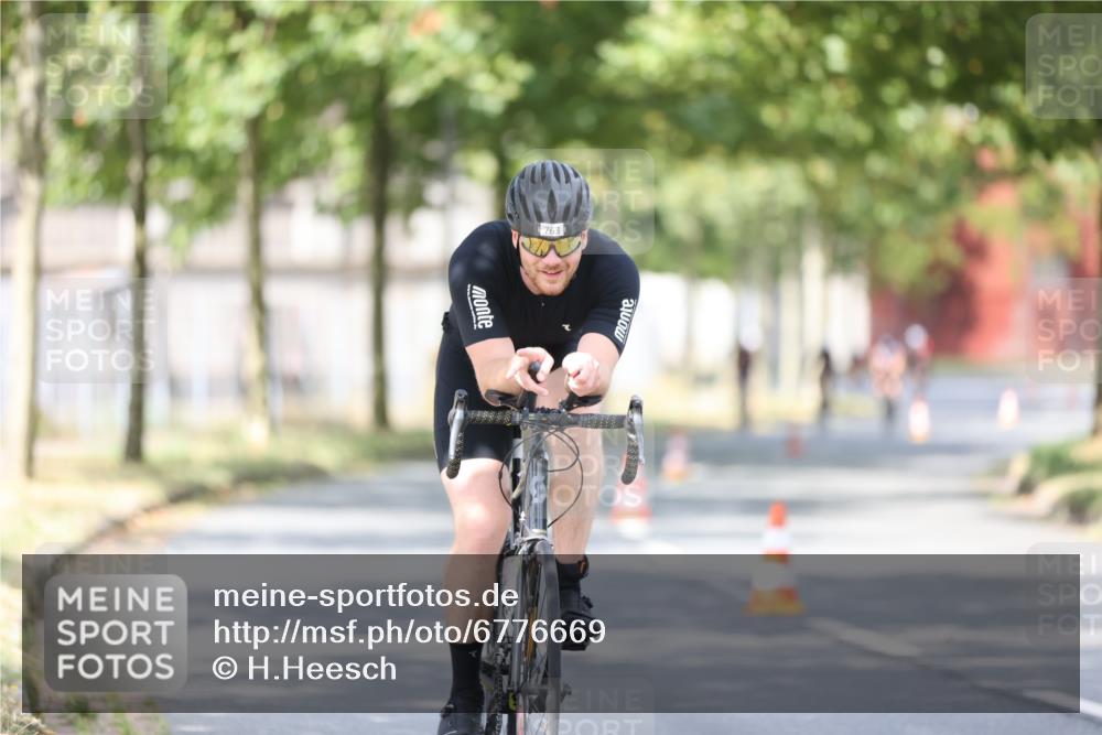 11.08.2024 - GEWOBA Citytriathlon Bremen H.Heesch http://msf.ph/oto/6776669 11.08.2024 11:44:49 Radfahren 763, 827, 833, 916, 956, 964 meine-sportfotos.de