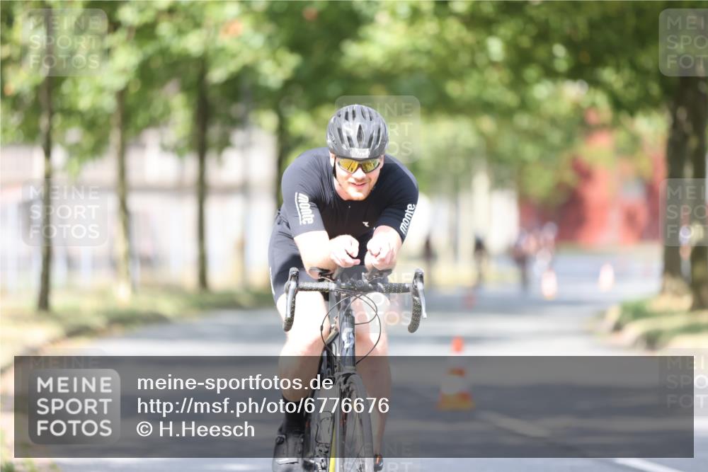 11.08.2024 - GEWOBA Citytriathlon Bremen H.Heesch http://msf.ph/oto/6776676 11.08.2024 11:44:49 Radfahren 763, 827, 833, 916, 956, 964 meine-sportfotos.de