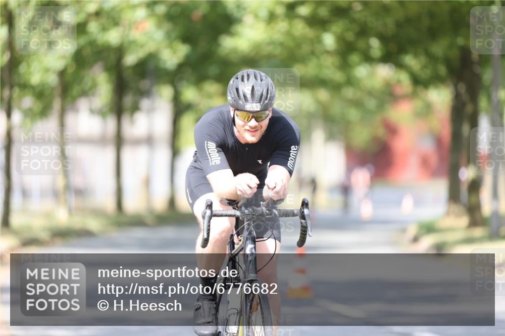 11.08.2024 - GEWOBA Citytriathlon Bremen H.Heesch http://msf.ph/oto/6776682 11.08.2024 11:44:49 Radfahren 763, 827, 833, 916, 956, 964 meine-sportfotos.de