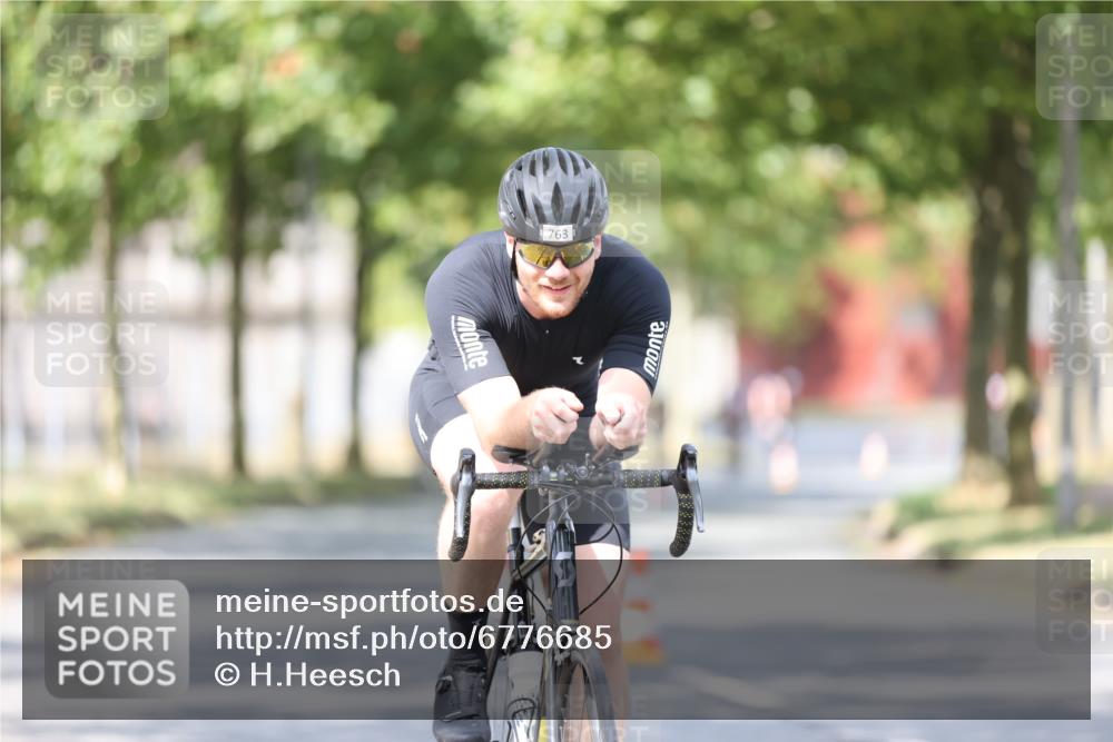11.08.2024 - GEWOBA Citytriathlon Bremen H.Heesch http://msf.ph/oto/6776685 11.08.2024 11:44:49 Radfahren 763, 827, 833, 916, 956, 964 meine-sportfotos.de