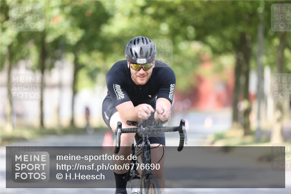 11.08.2024 - GEWOBA Citytriathlon Bremen H.Heesch http://msf.ph/oto/6776690 11.08.2024 11:44:49 Radfahren 763, 827, 833, 916, 956, 964 meine-sportfotos.de