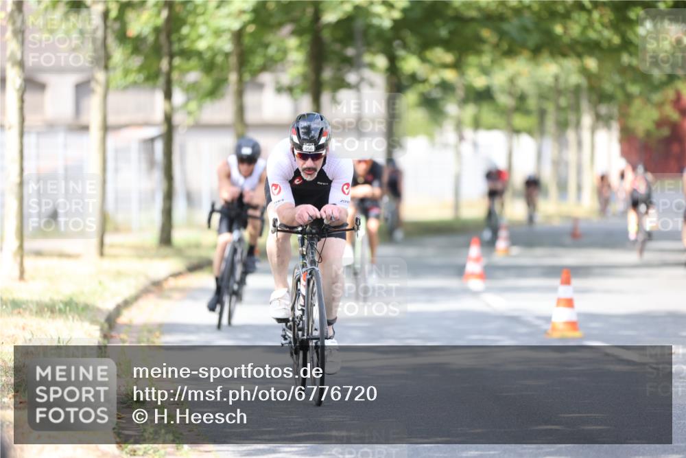11.08.2024 - GEWOBA Citytriathlon Bremen H.Heesch http://msf.ph/oto/6776720 11.08.2024 11:44:55 Radfahren 763, 827, 833, 916, 927, 956, 964, 973, 996 meine-sportfotos.de