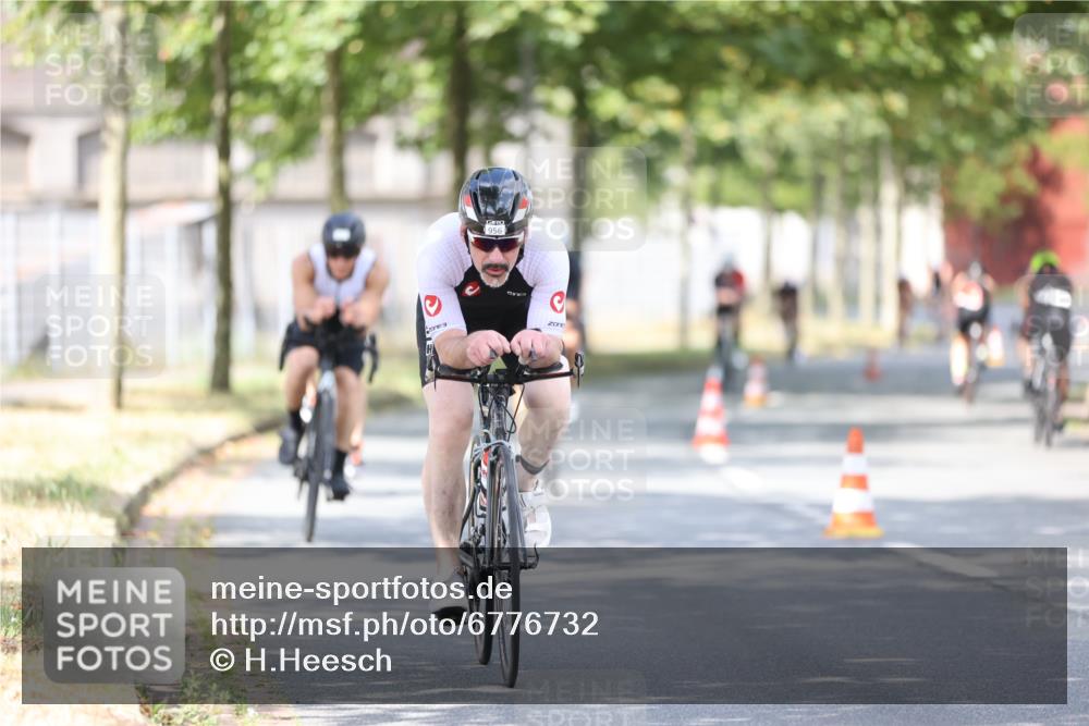 11.08.2024 - GEWOBA Citytriathlon Bremen H.Heesch http://msf.ph/oto/6776732 11.08.2024 11:44:55 Radfahren 763, 827, 833, 916, 927, 956, 964, 973, 996 meine-sportfotos.de