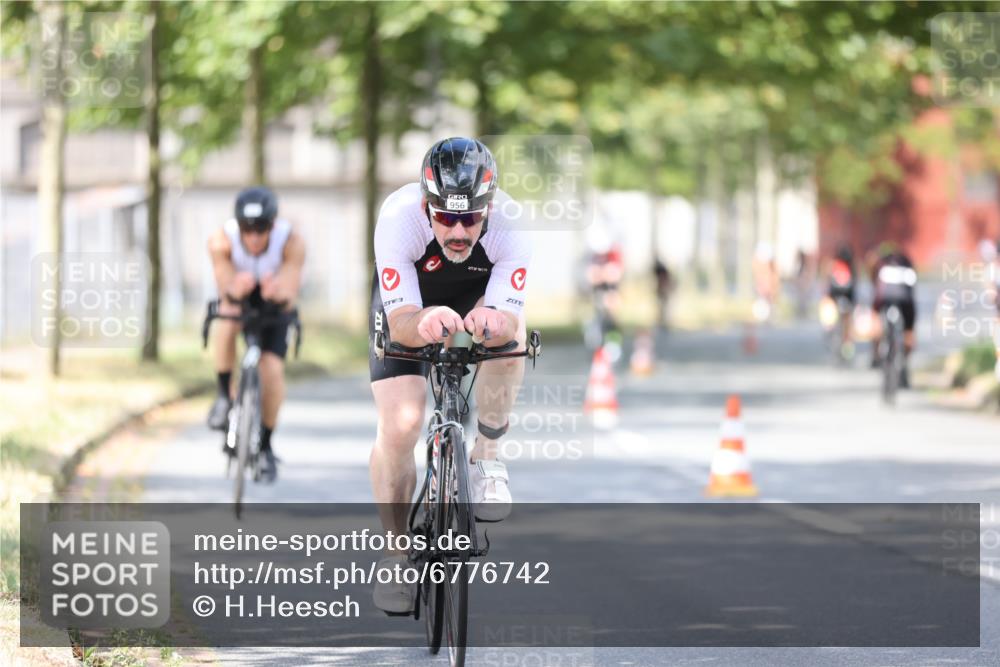 11.08.2024 - GEWOBA Citytriathlon Bremen H.Heesch http://msf.ph/oto/6776742 11.08.2024 11:44:55 Radfahren 763, 827, 833, 916, 927, 956, 964, 973, 996 meine-sportfotos.de