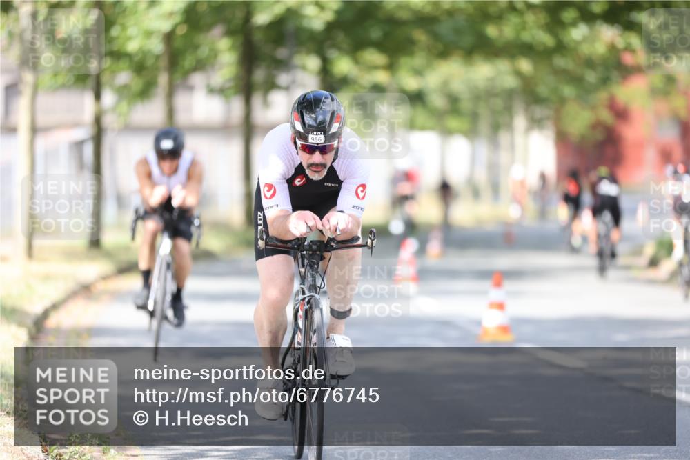 11.08.2024 - GEWOBA Citytriathlon Bremen H.Heesch http://msf.ph/oto/6776745 11.08.2024 11:44:55 Radfahren 763, 827, 833, 916, 927, 956, 964, 973, 996 meine-sportfotos.de