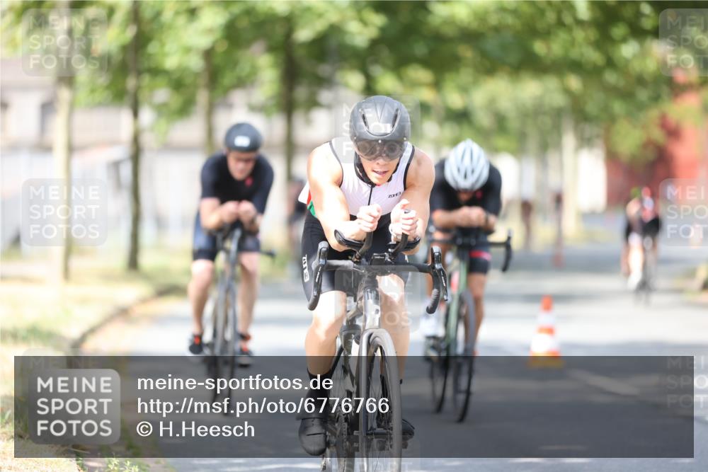 11.08.2024 - GEWOBA Citytriathlon Bremen H.Heesch http://msf.ph/oto/6776766 11.08.2024 11:44:56 Radfahren 763, 827, 916, 927, 956, 964, 973, 996 meine-sportfotos.de