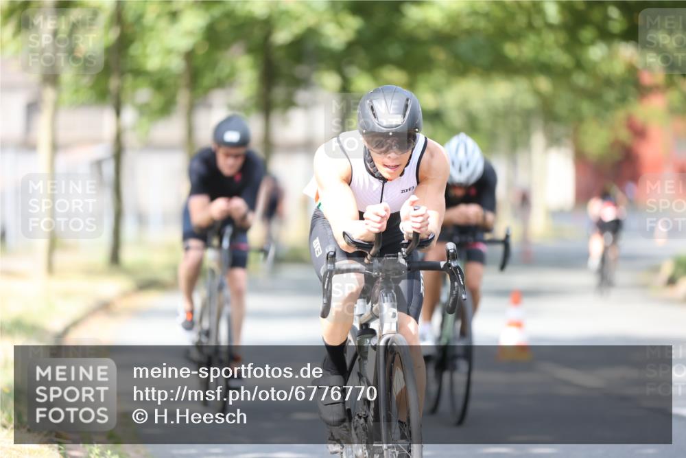 11.08.2024 - GEWOBA Citytriathlon Bremen H.Heesch http://msf.ph/oto/6776770 11.08.2024 11:44:56 Radfahren 763, 827, 916, 927, 956, 964, 973, 996 meine-sportfotos.de