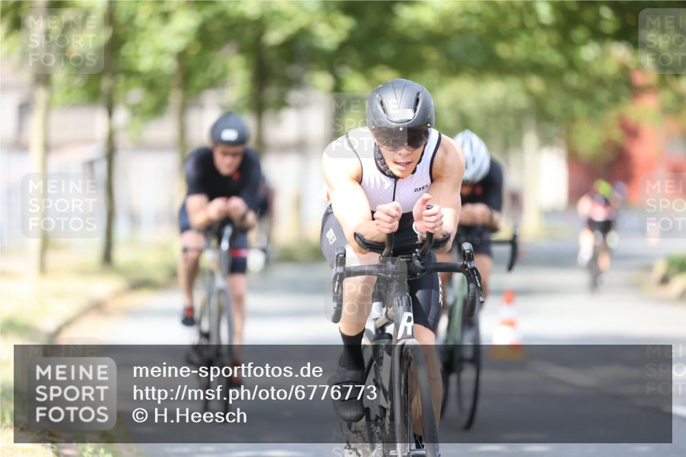 11.08.2024 - GEWOBA Citytriathlon Bremen H.Heesch http://msf.ph/oto/6776773 11.08.2024 11:44:56 Radfahren 763, 827, 916, 927, 956, 964, 973, 996 meine-sportfotos.de