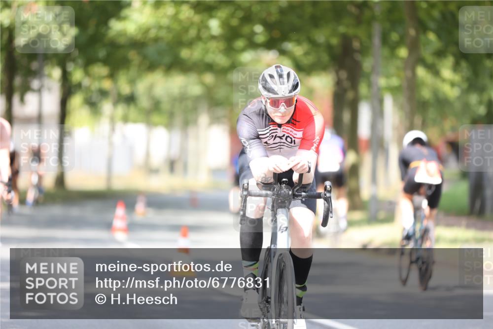 11.08.2024 - GEWOBA Citytriathlon Bremen H.Heesch http://msf.ph/oto/6776831 11.08.2024 11:45:00 Radfahren 763, 827, 916, 927, 956, 964, 973, 996, 1030 meine-sportfotos.de