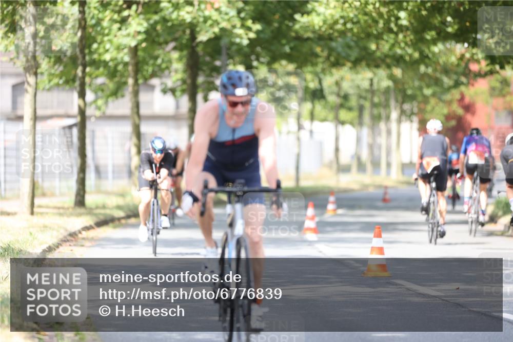 11.08.2024 - GEWOBA Citytriathlon Bremen H.Heesch http://msf.ph/oto/6776839 11.08.2024 11:45:01 Radfahren 827, 916, 927, 956, 964, 973, 996, 1030 meine-sportfotos.de