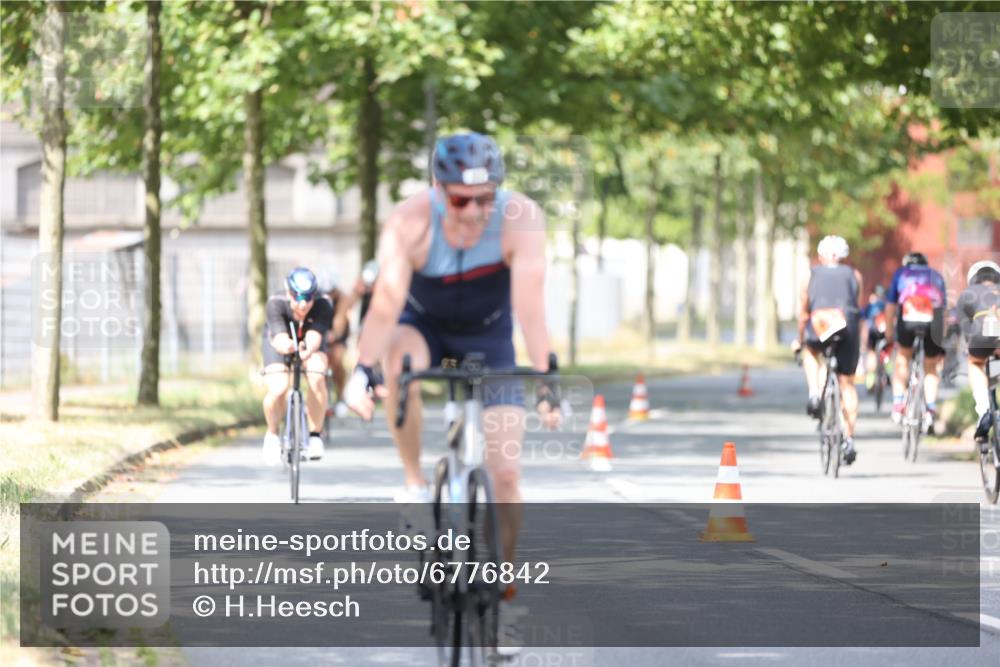 11.08.2024 - GEWOBA Citytriathlon Bremen H.Heesch http://msf.ph/oto/6776842 11.08.2024 11:45:01 Radfahren 827, 916, 927, 956, 964, 973, 996, 1030 meine-sportfotos.de