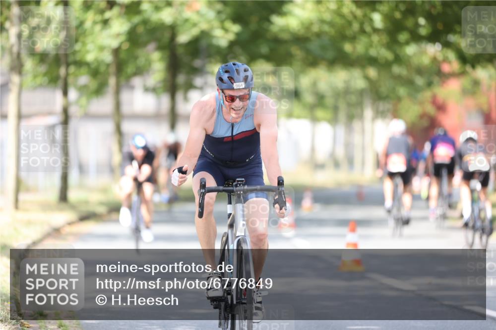 11.08.2024 - GEWOBA Citytriathlon Bremen H.Heesch http://msf.ph/oto/6776849 11.08.2024 11:45:01 Radfahren 827, 916, 927, 956, 964, 973, 996, 1030 meine-sportfotos.de