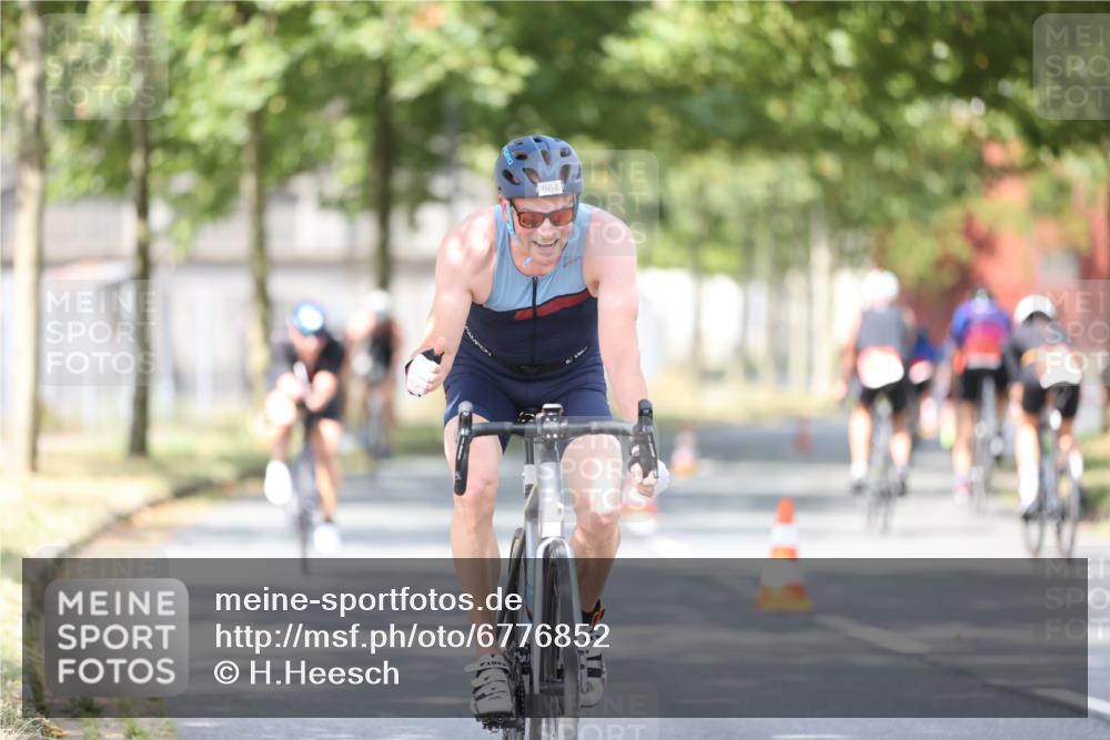 11.08.2024 - GEWOBA Citytriathlon Bremen H.Heesch http://msf.ph/oto/6776852 11.08.2024 11:45:01 Radfahren 827, 916, 927, 956, 964, 973, 996, 1030 meine-sportfotos.de