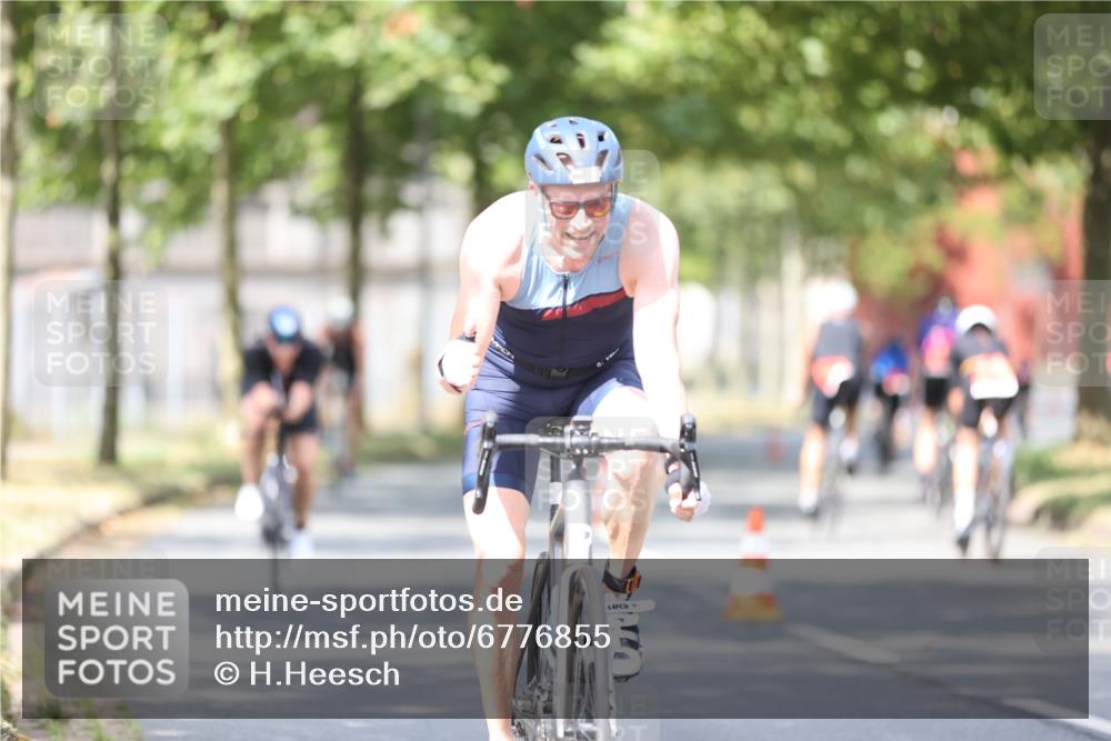11.08.2024 - GEWOBA Citytriathlon Bremen H.Heesch http://msf.ph/oto/6776855 11.08.2024 11:45:01 Radfahren 827, 916, 927, 956, 964, 973, 996, 1030 meine-sportfotos.de