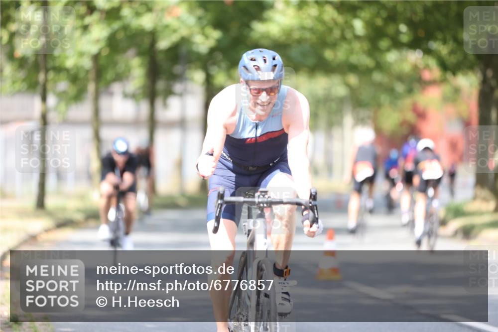 11.08.2024 - GEWOBA Citytriathlon Bremen H.Heesch http://msf.ph/oto/6776857 11.08.2024 11:45:01 Radfahren 827, 916, 927, 956, 964, 973, 996, 1030 meine-sportfotos.de