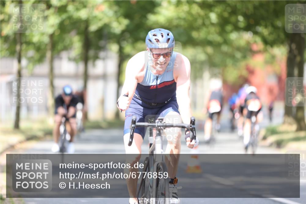 11.08.2024 - GEWOBA Citytriathlon Bremen H.Heesch http://msf.ph/oto/6776859 11.08.2024 11:45:01 Radfahren 827, 916, 927, 956, 964, 973, 996, 1030 meine-sportfotos.de
