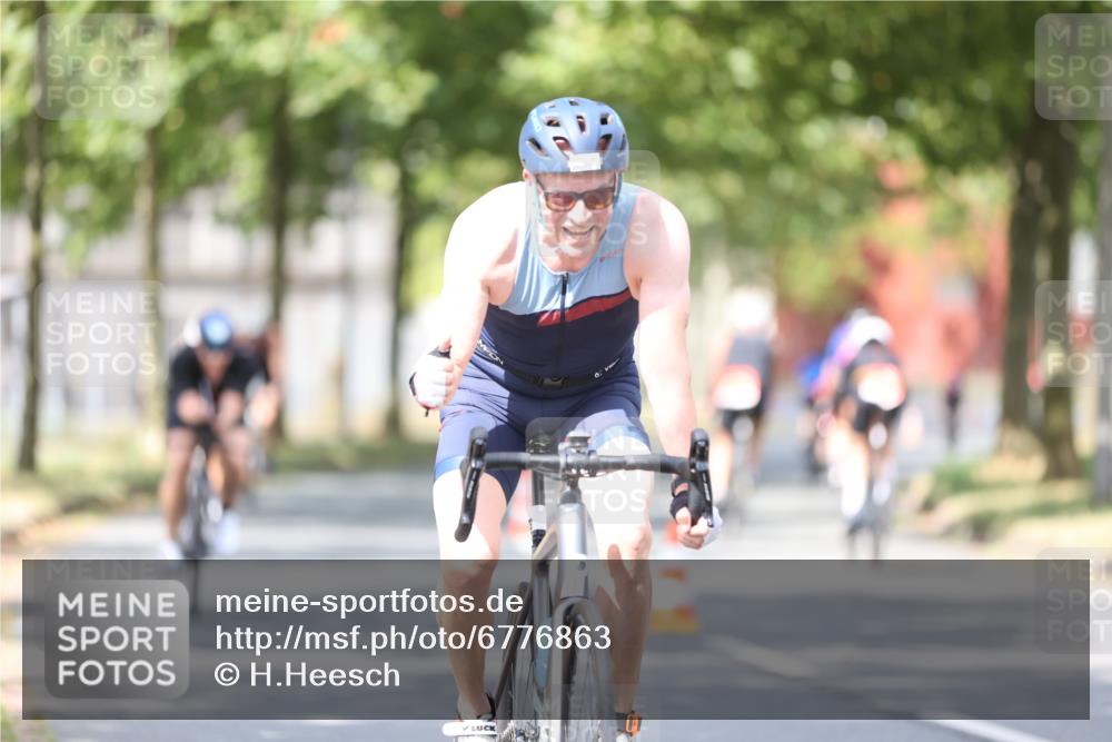 11.08.2024 - GEWOBA Citytriathlon Bremen H.Heesch http://msf.ph/oto/6776863 11.08.2024 11:45:01 Radfahren 827, 916, 927, 956, 964, 973, 996, 1030 meine-sportfotos.de