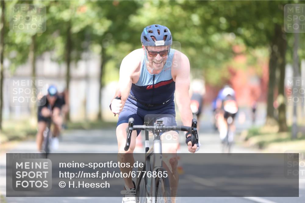11.08.2024 - GEWOBA Citytriathlon Bremen H.Heesch http://msf.ph/oto/6776865 11.08.2024 11:45:02 Radfahren 827, 916, 927, 956, 964, 973, 996, 1030 meine-sportfotos.de