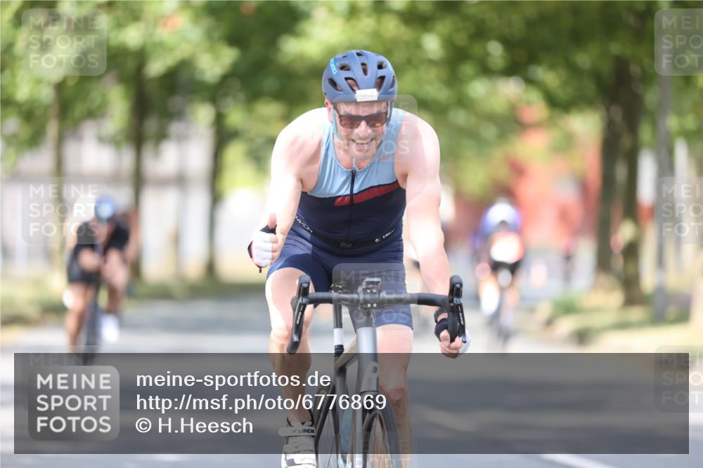 11.08.2024 - GEWOBA Citytriathlon Bremen H.Heesch http://msf.ph/oto/6776869 11.08.2024 11:45:02 Radfahren 827, 916, 927, 956, 964, 973, 996, 1030 meine-sportfotos.de