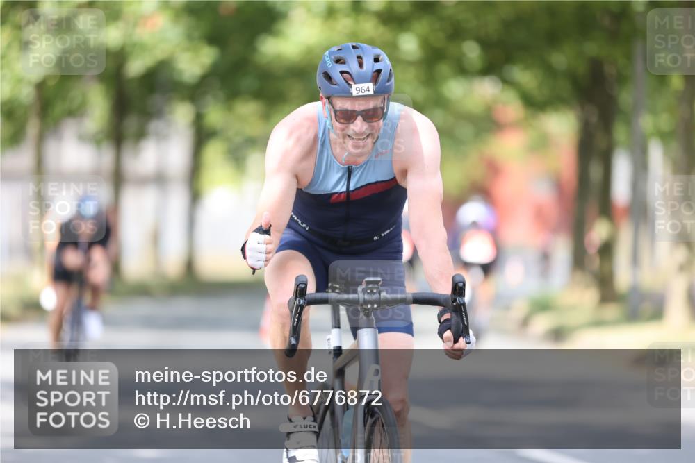 11.08.2024 - GEWOBA Citytriathlon Bremen H.Heesch http://msf.ph/oto/6776872 11.08.2024 11:45:02 Radfahren 827, 916, 927, 956, 964, 973, 996, 1030 meine-sportfotos.de