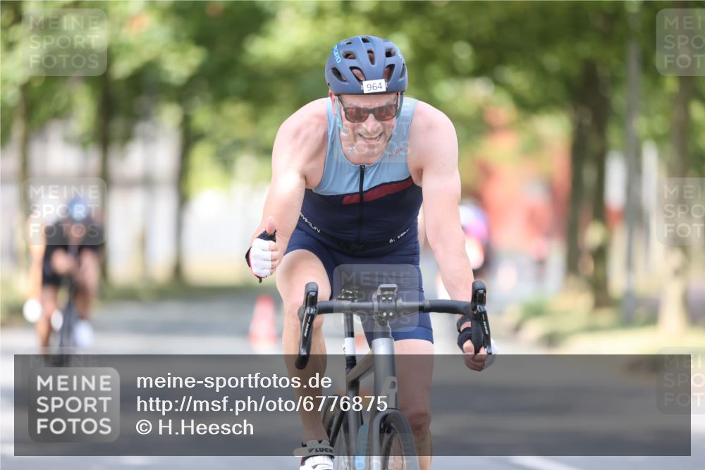 11.08.2024 - GEWOBA Citytriathlon Bremen H.Heesch http://msf.ph/oto/6776875 11.08.2024 11:45:02 Radfahren 827, 916, 927, 956, 964, 973, 996, 1030 meine-sportfotos.de