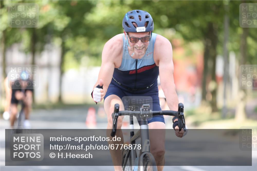 11.08.2024 - GEWOBA Citytriathlon Bremen H.Heesch http://msf.ph/oto/6776878 11.08.2024 11:45:02 Radfahren 827, 916, 927, 956, 964, 973, 996, 1030 meine-sportfotos.de