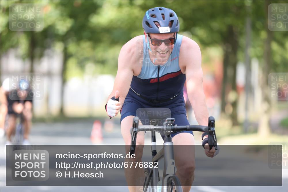 11.08.2024 - GEWOBA Citytriathlon Bremen H.Heesch http://msf.ph/oto/6776882 11.08.2024 11:45:02 Radfahren 827, 916, 927, 956, 964, 973, 996, 1030 meine-sportfotos.de
