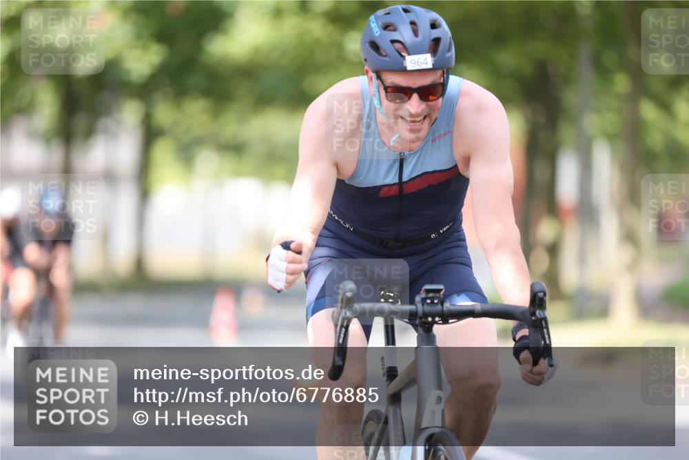 11.08.2024 - GEWOBA Citytriathlon Bremen H.Heesch http://msf.ph/oto/6776885 11.08.2024 11:45:02 Radfahren 827, 916, 927, 956, 964, 973, 996, 1030 meine-sportfotos.de