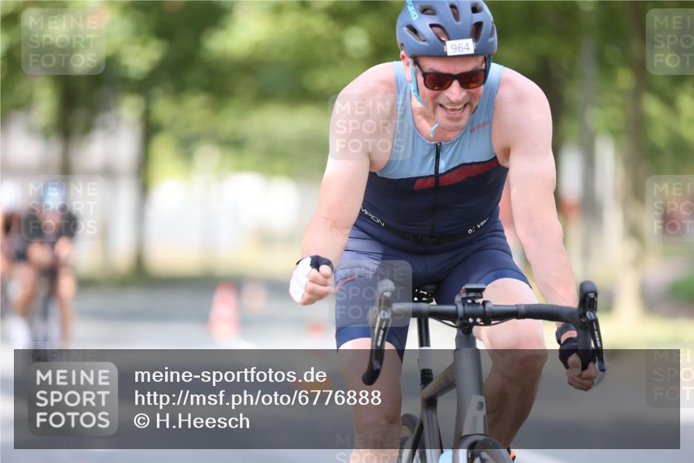 11.08.2024 - GEWOBA Citytriathlon Bremen H.Heesch http://msf.ph/oto/6776888 11.08.2024 11:45:02 Radfahren 827, 916, 927, 956, 964, 973, 996, 1030 meine-sportfotos.de